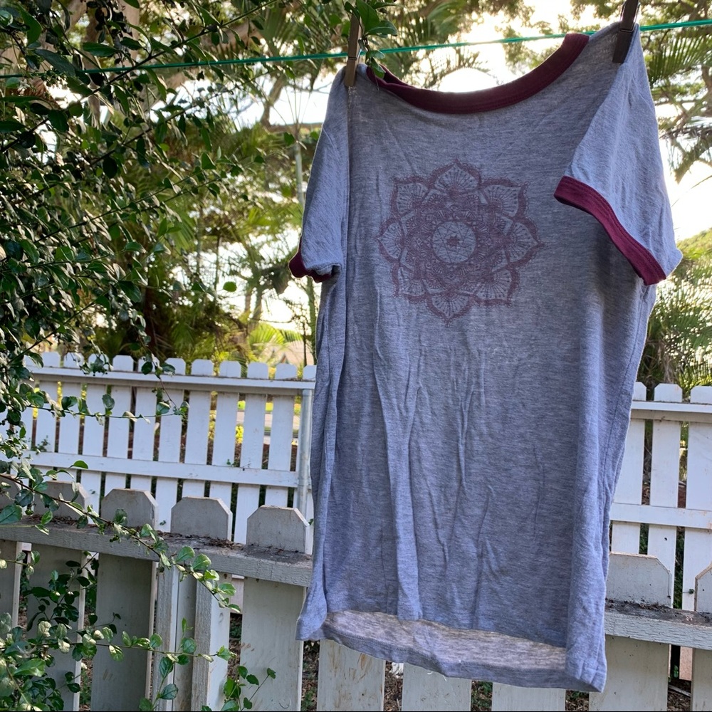 Gray and maroon designed T-shirt 🤍